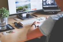 cursist werkt thuis achter de computer